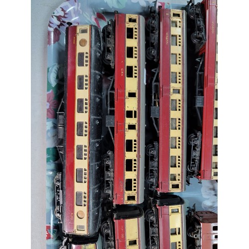 42 - Large quantity of railway coaches by Tri-ang, Hornby buffer carriage, sleeping car etc