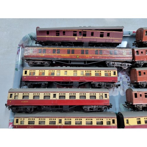 42 - Large quantity of railway coaches by Tri-ang, Hornby buffer carriage, sleeping car etc