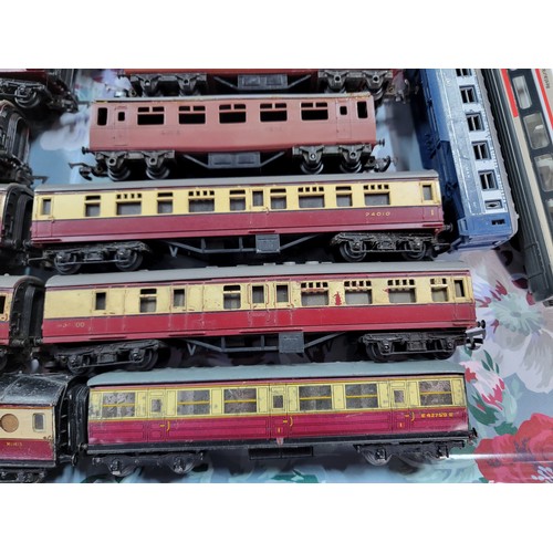 42 - Large quantity of railway coaches by Tri-ang, Hornby buffer carriage, sleeping car etc