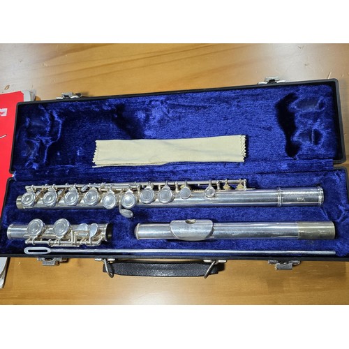 100 - An Earlham student model flute outfit, in fitted hard case. Complete and in great condition also inc... 