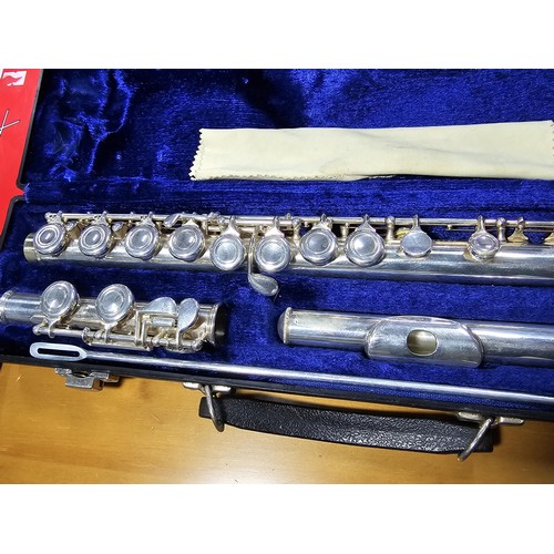 100 - An Earlham student model flute outfit, in fitted hard case. Complete and in great condition also inc... 