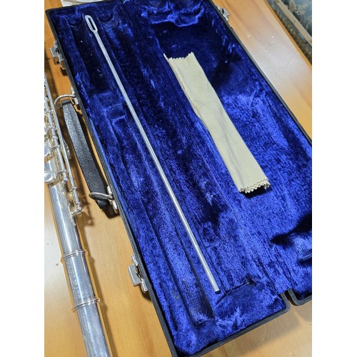 100 - An Earlham student model flute outfit, in fitted hard case. Complete and in great condition also inc... 