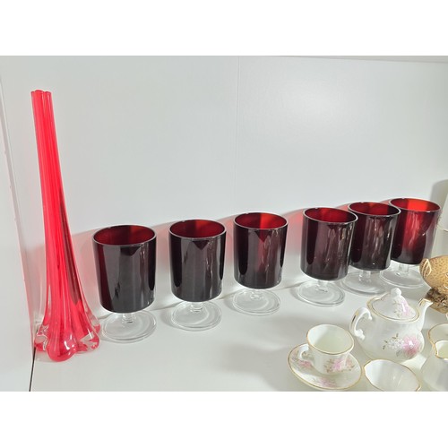 101 - A shelf of collectable items to include a set of 6 sherry ruby glasses, Royal commemorative mugs, a ... 