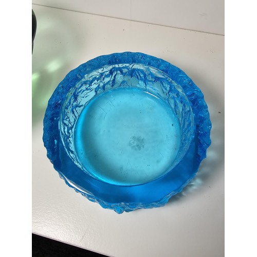 94 - A quantity of good quality studio art glass bowls along with a single vase, one of the bowls is in w... 