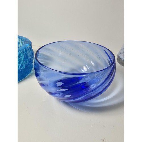 94 - A quantity of good quality studio art glass bowls along with a single vase, one of the bowls is in w... 