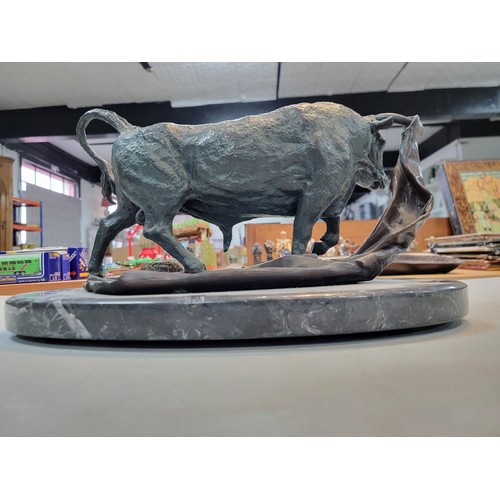 207 - Large bronze cast bull on a marble plinth very well executed depicting a fighting bull standing on a... 