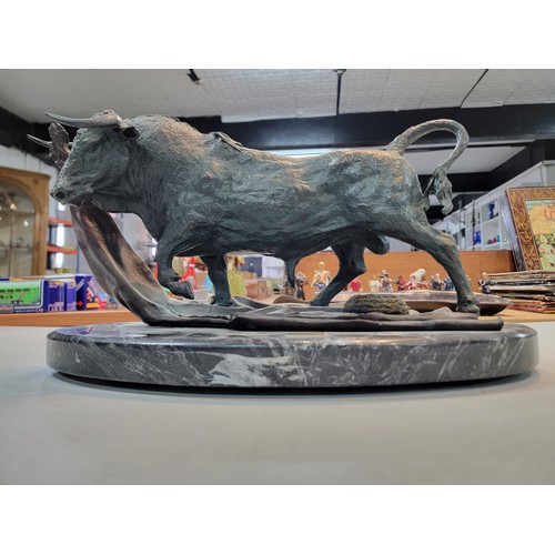 207 - Large bronze cast bull on a marble plinth very well executed depicting a fighting bull standing on a... 