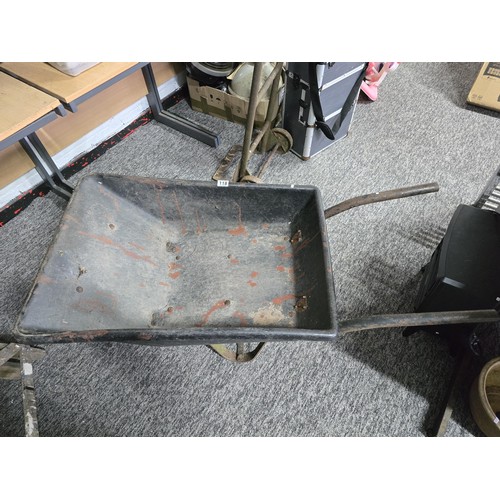 118 - A vintage heavy duty wheelbarrow featuring a solid rubber wheel, in good vintage usable condition.