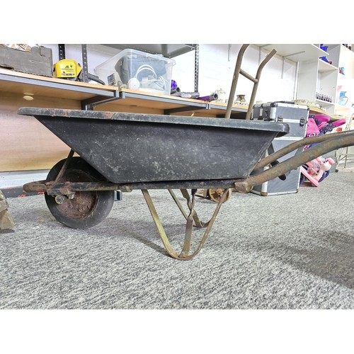 118 - A vintage heavy duty wheelbarrow featuring a solid rubber wheel, in good vintage usable condition.