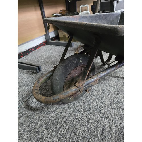 118 - A vintage heavy duty wheelbarrow featuring a solid rubber wheel, in good vintage usable condition.