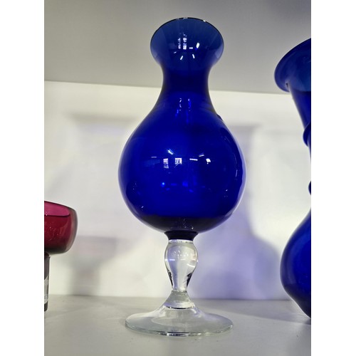 105 - A collection of 4x art glass vases to include a hand blown tall blue glass vase with a swirl design,... 