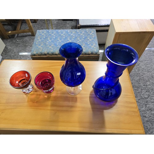 105 - A collection of 4x art glass vases to include a hand blown tall blue glass vase with a swirl design,... 