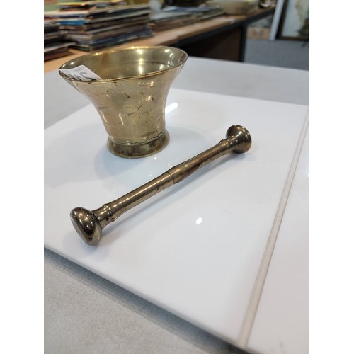 216 - A good quality solid bronze mortar and pestle has a casting crack to the base otherwise in overall g... 