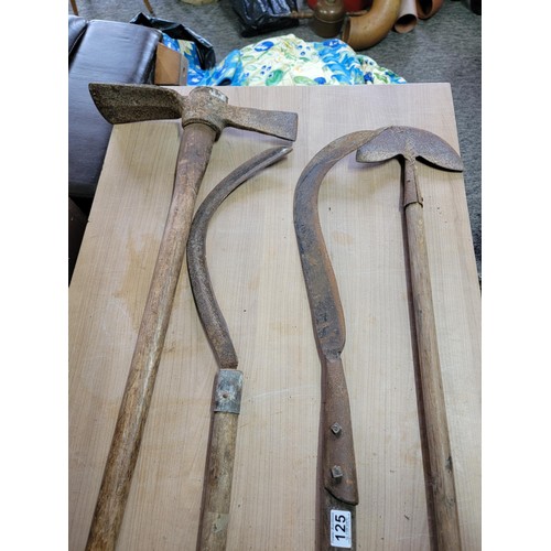 125 - Quantity of 4x vintage tools inc 2x long handled sickles, a lawn edger along with a heavy duty doubl... 