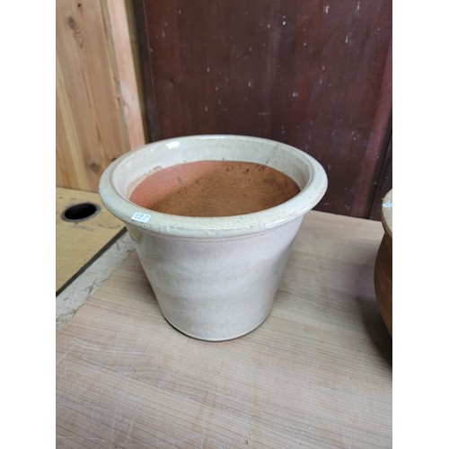 163 - Quantity of 3x planters to include a cream glazed terracotta planter, Dark green terracotta planter ... 