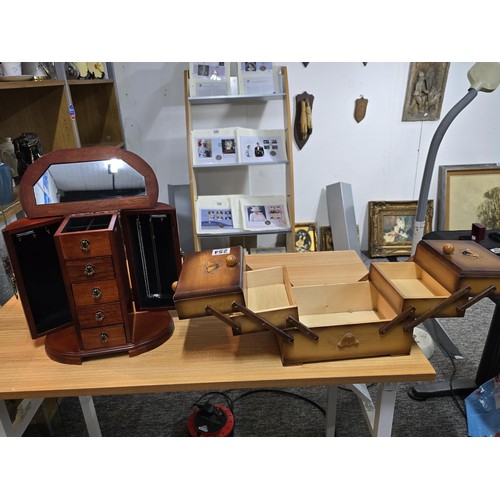 254 - A good quality mahogany jewellery cabinet & 2 necklaces, 1 which is 925 silver. The cabinet has 5 dr... 