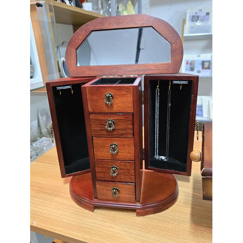 254 - A good quality mahogany jewellery cabinet & 2 necklaces, 1 which is 925 silver. The cabinet has 5 dr... 