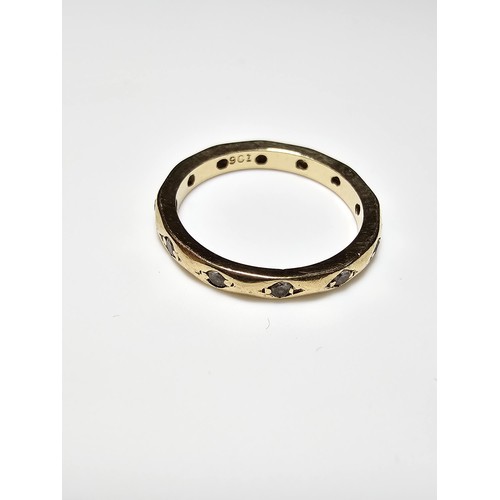 352 - A 9ct yellow gold ring inset with faceted rock crystal stones all the way around, in excellent clean... 