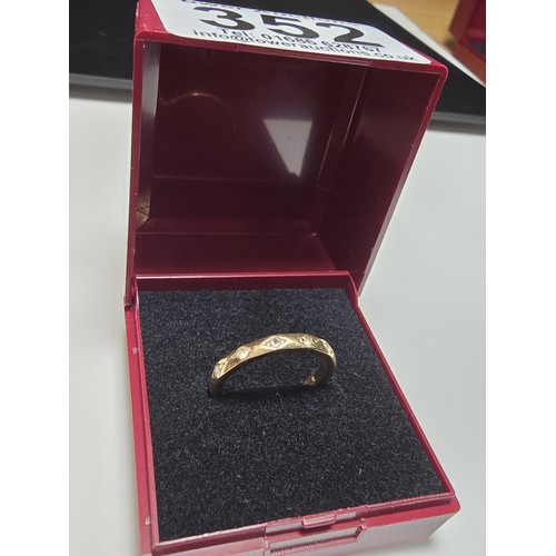 352 - A 9ct yellow gold ring inset with faceted rock crystal stones all the way around, in excellent clean... 