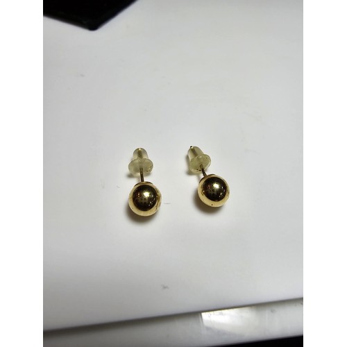 355 - A pair of 18ct yellow gold stud ball earrings in excellent clean condition marked 750. Total weight ... 