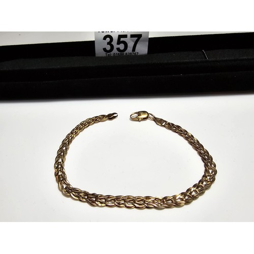 357 - A good hallmarked 9ct yellow gold double link bracelet signed Unoaerre in excellent clean condition,... 