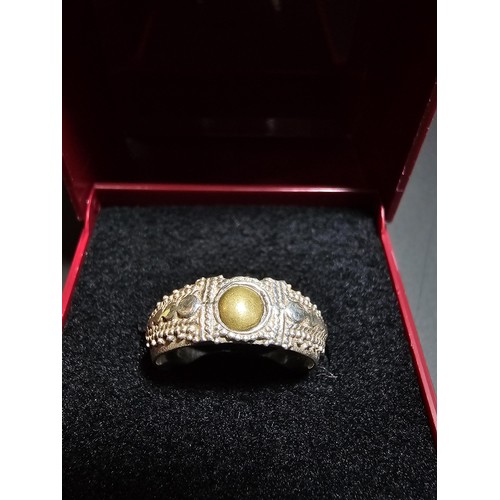 276 - Vintage 925 silver ring featuring an ornate design. in good condition boxed, size K.