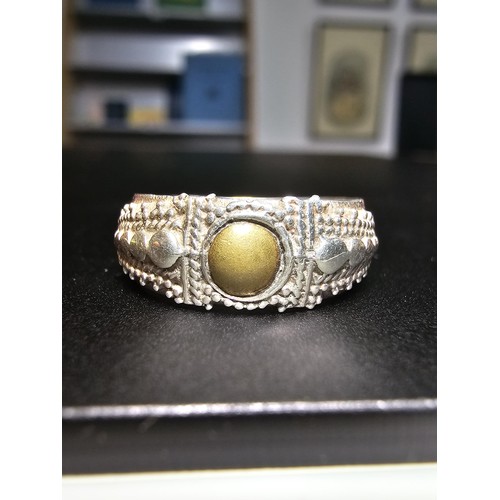 276 - Vintage 925 silver ring featuring an ornate design. in good condition boxed, size K.