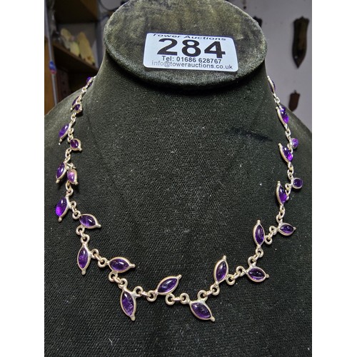 284 - A pretty 925 silver necklace inset with amethyst gemstones all the way around, in excellent clean co... 