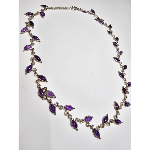 284 - A pretty 925 silver necklace inset with amethyst gemstones all the way around, in excellent clean co... 