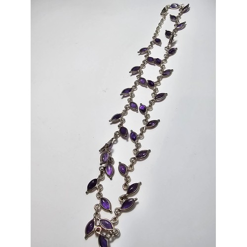 284 - A pretty 925 silver necklace inset with amethyst gemstones all the way around, in excellent clean co... 