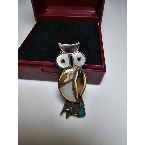 292 - A pretty sterling silver owl formed brooch inset with multiple gemstones including moonstone, mookai... 