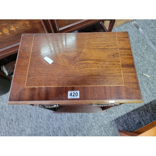 420 - Veneered mahogany single drawer bedside table with inlay to the front and one shelf to the bottom, i... 