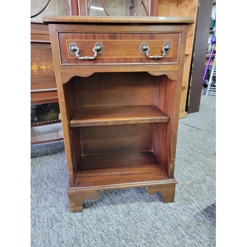 420 - Veneered mahogany single drawer bedside table with inlay to the front and one shelf to the bottom, i... 