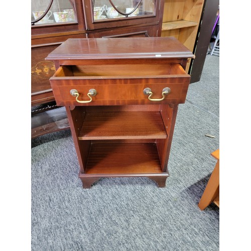 420A - Good quality bed side veneered mahogany bed side table with one drawer to the top and one shelf bene... 