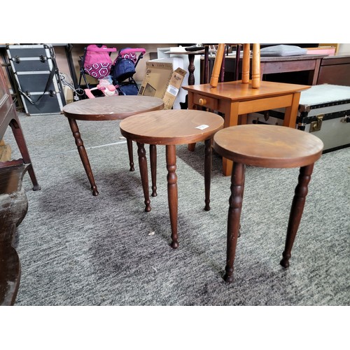 427 - Vintage nest of circular graduated wooden three legged tables all in good order, height 42cm diamete... 