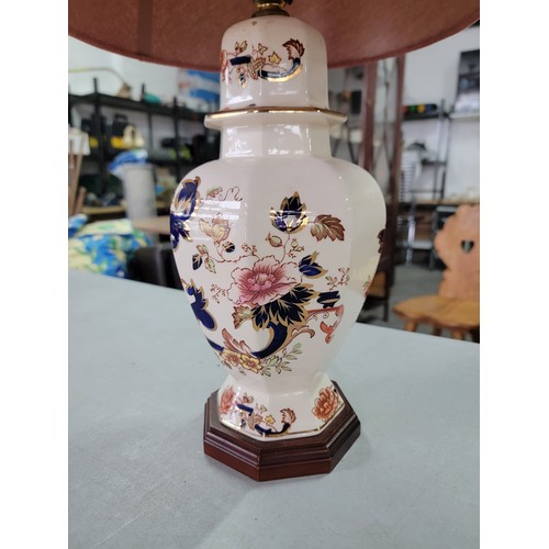 459 - Good quality Masons Mandalay hand painted ceramic lamp complete with shade and plug in overall good ... 