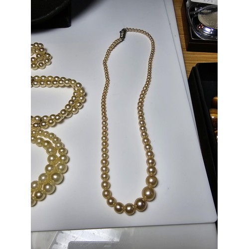 308 - A collection of pearl necklaces to include a good quality genuine pearl beaded necklace with a silve... 