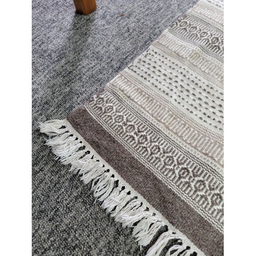 464 - Good quality hand knotted Middle Eastern in a brown and cream design in excellent condition with no ... 