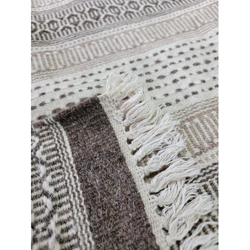 464 - Good quality hand knotted Middle Eastern in a brown and cream design in excellent condition with no ... 