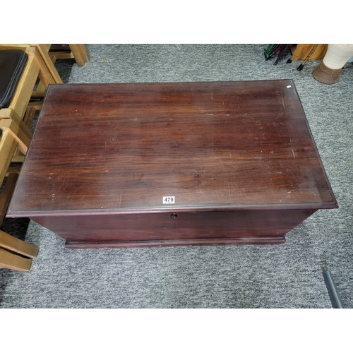 479 - Good quality solid mahogany blanket chest - lockable and complete with its key, has metal handles ei... 