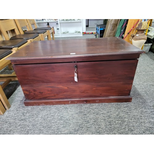 479 - Good quality solid mahogany blanket chest - lockable and complete with its key, has metal handles ei... 