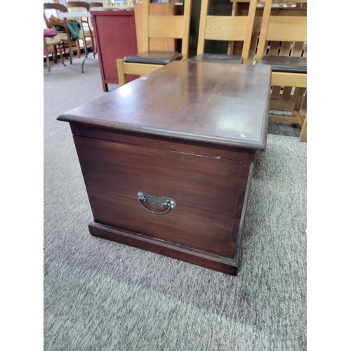 479 - Good quality solid mahogany blanket chest - lockable and complete with its key, has metal handles ei... 