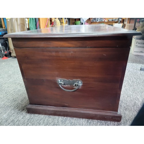 479 - Good quality solid mahogany blanket chest - lockable and complete with its key, has metal handles ei... 