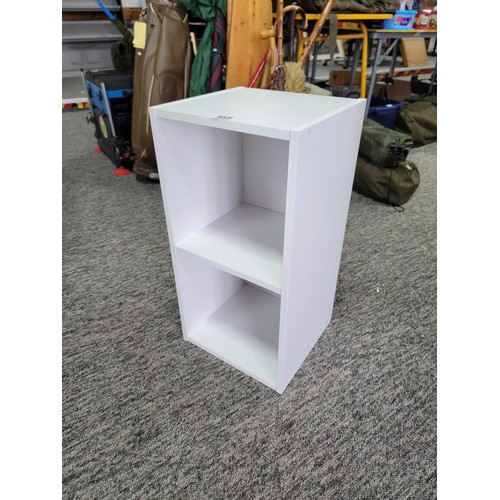 485 - Modern single shelf white storage unit in overall good condition. Height of 62cm x length 32cm x dep... 