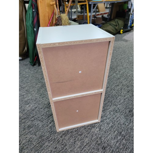 485 - Modern single shelf white storage unit in overall good condition. Height of 62cm x length 32cm x dep... 