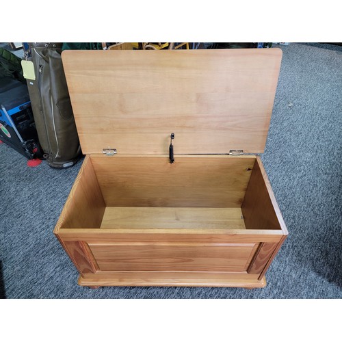 486 - Modern pine blanket box with lift up lid, 1x hinge needs attention otherwise in good order standing ... 