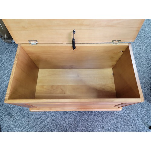 486 - Modern pine blanket box with lift up lid, 1x hinge needs attention otherwise in good order standing ... 