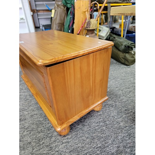 486 - Modern pine blanket box with lift up lid, 1x hinge needs attention otherwise in good order standing ... 