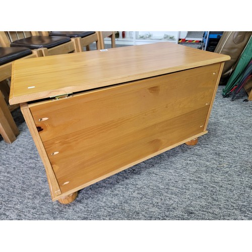 486 - Modern pine blanket box with lift up lid, 1x hinge needs attention otherwise in good order standing ... 