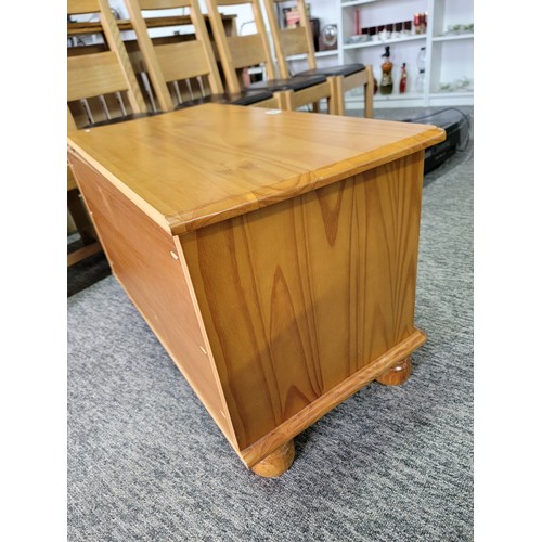 486 - Modern pine blanket box with lift up lid, 1x hinge needs attention otherwise in good order standing ... 